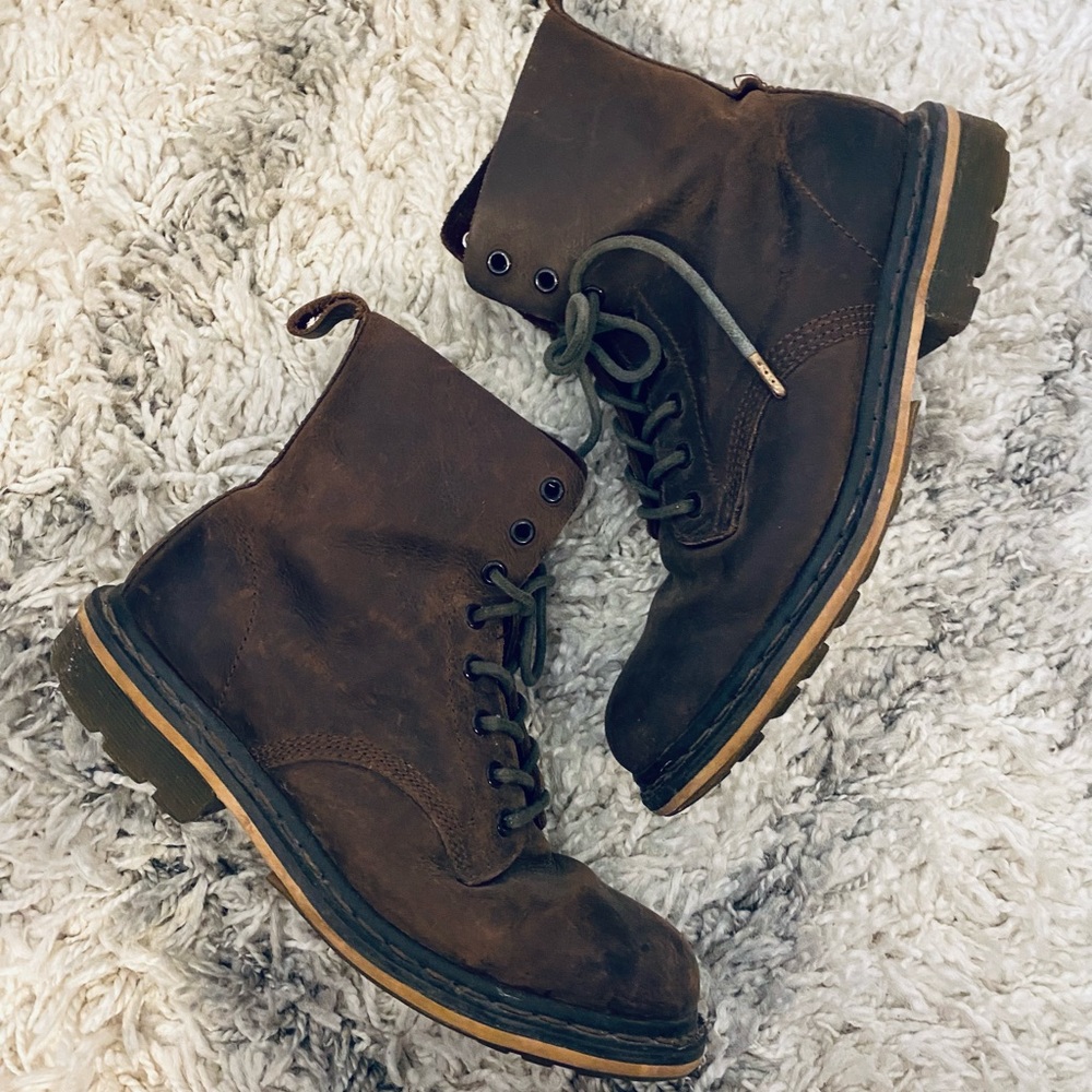 gently worn, unisex dr martens